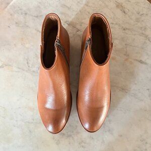 Frye Leather Zip Ankle Boots Carson Piping Cognac - Medium